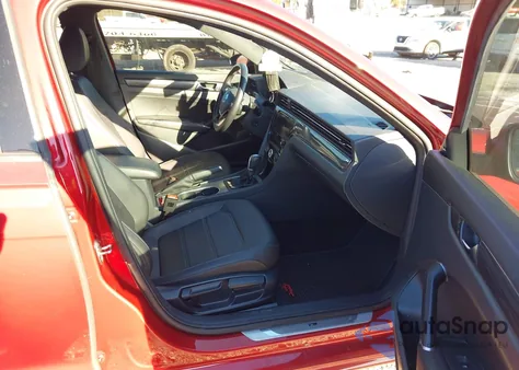 2021 Volkswagen Passat 2.0T R-Line z USA, uszkodzony, nr VIN 1VWMA7A37MC005519